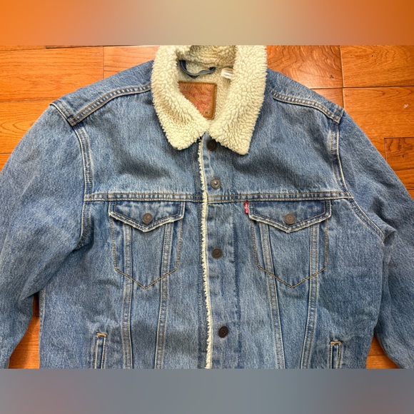 Levi’s Sherpa Lined Light Wash Denim Trucker Jacket - Picture 2 of 5